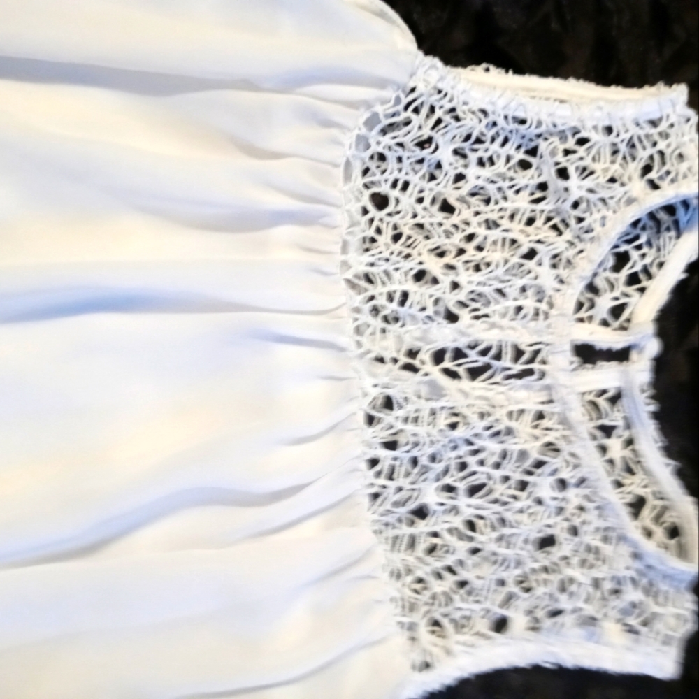Bailey blue size small off white sleeveless blouse